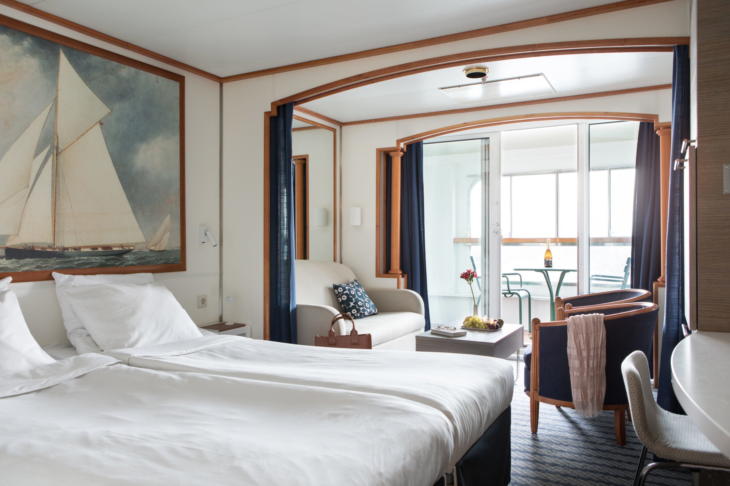 TS_Ship_Silja_Serenade_Commodore_balcony_