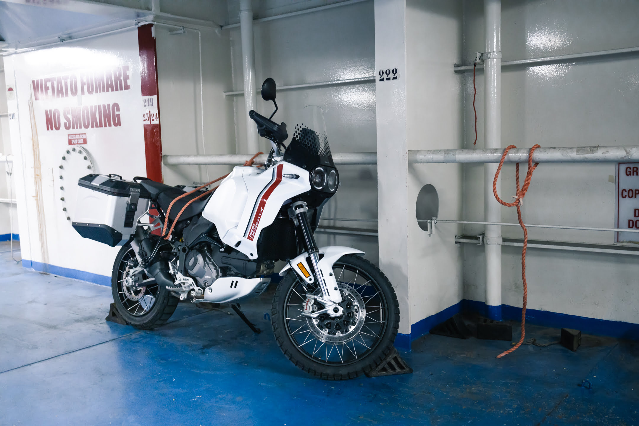 Motorradreisen_mit_der_Fähre Dein Motorrad ist während der Fährreise bestens gesichert.