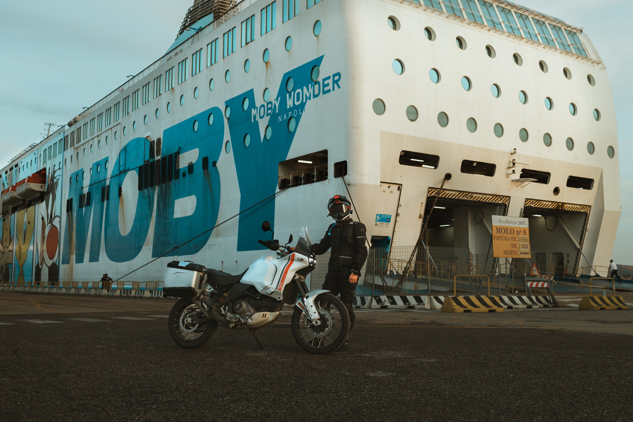 Fähre Moby Lines mit Motorrad
