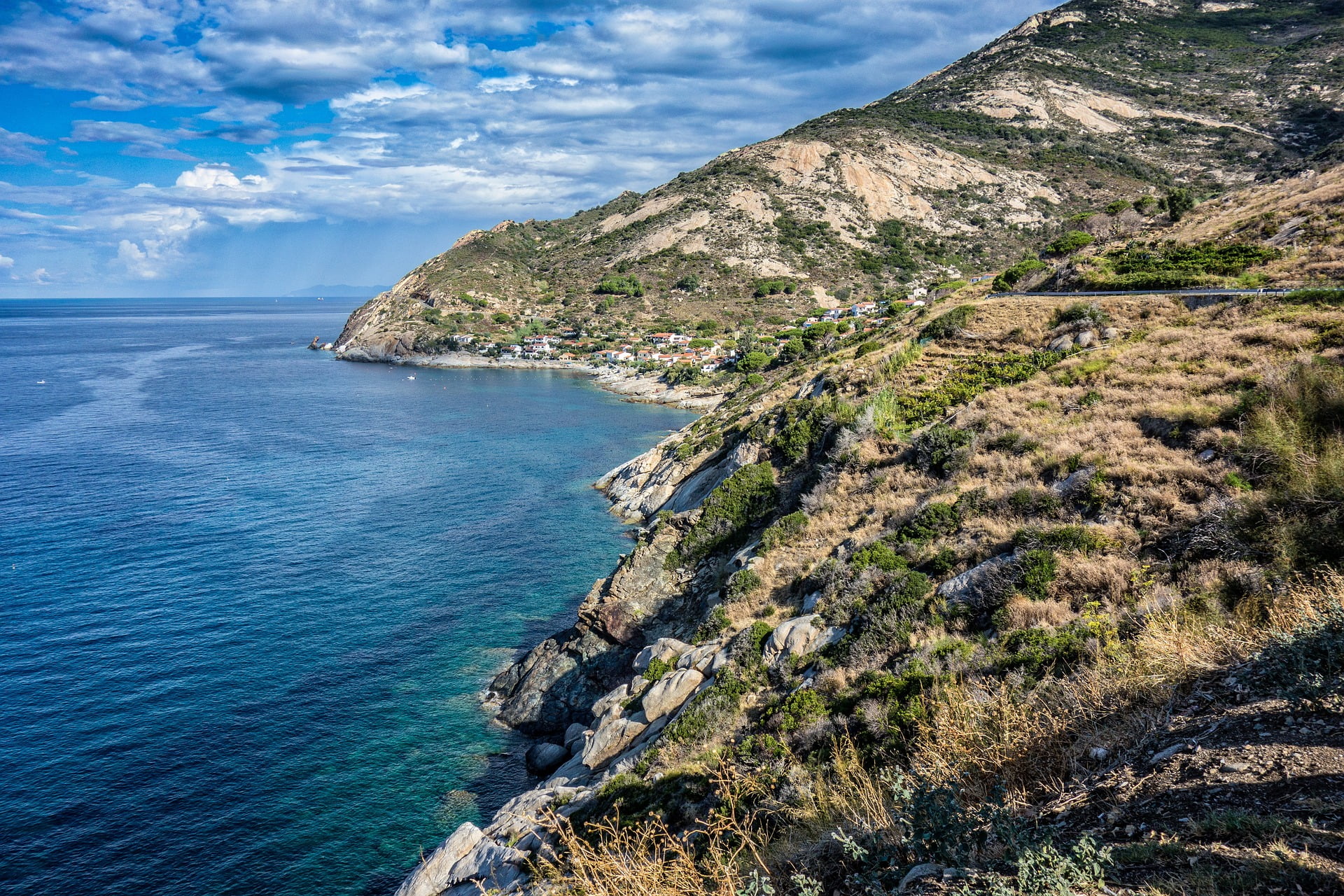 Fähre_nach_Elba Eine Reise mit der Fähre nach Elba ist von malerischem Panorama geprägt.