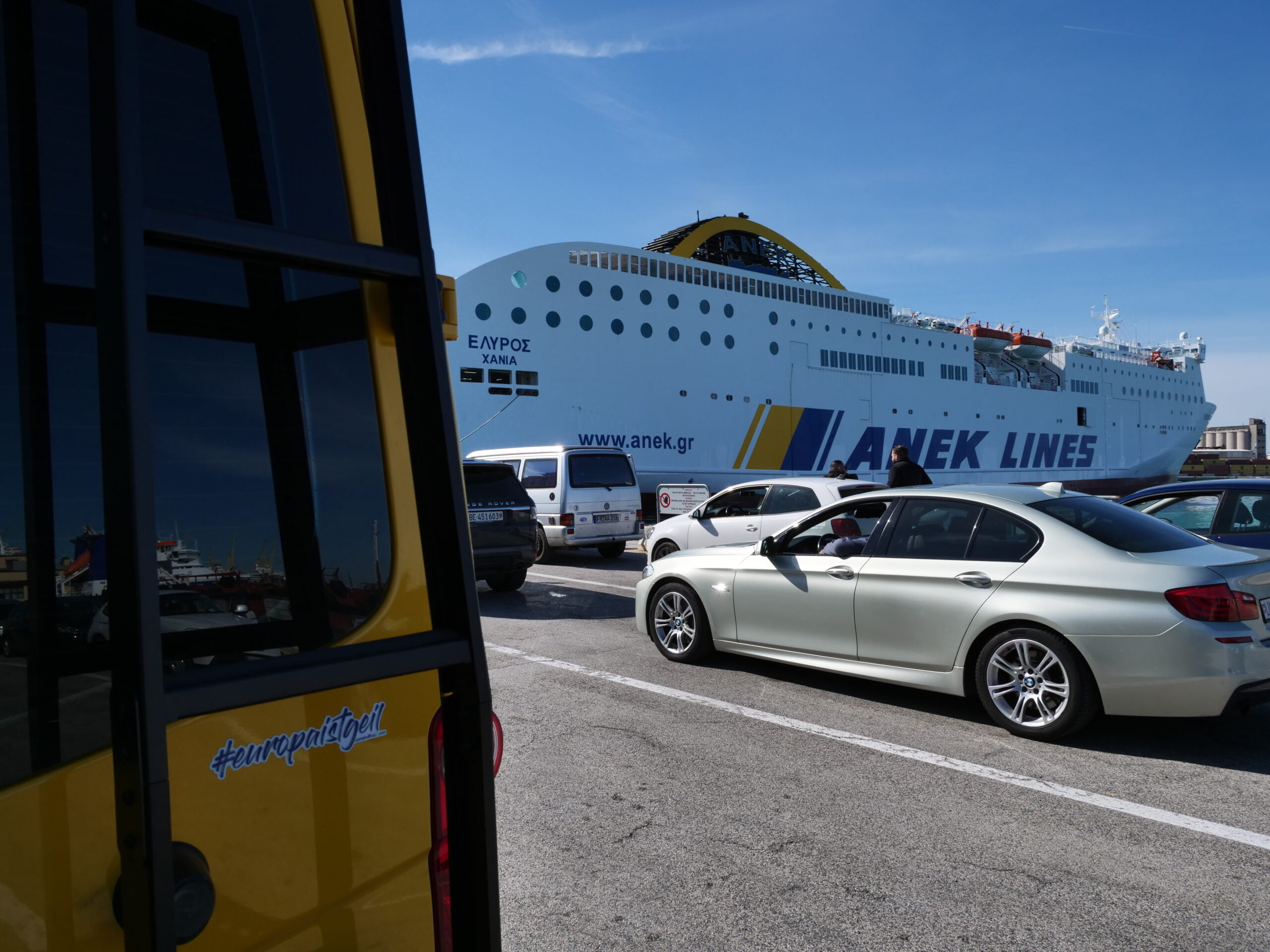 Griechenland_Fähre_comewithus2_14 Ein Blick aus dem Camper in den Hafen.