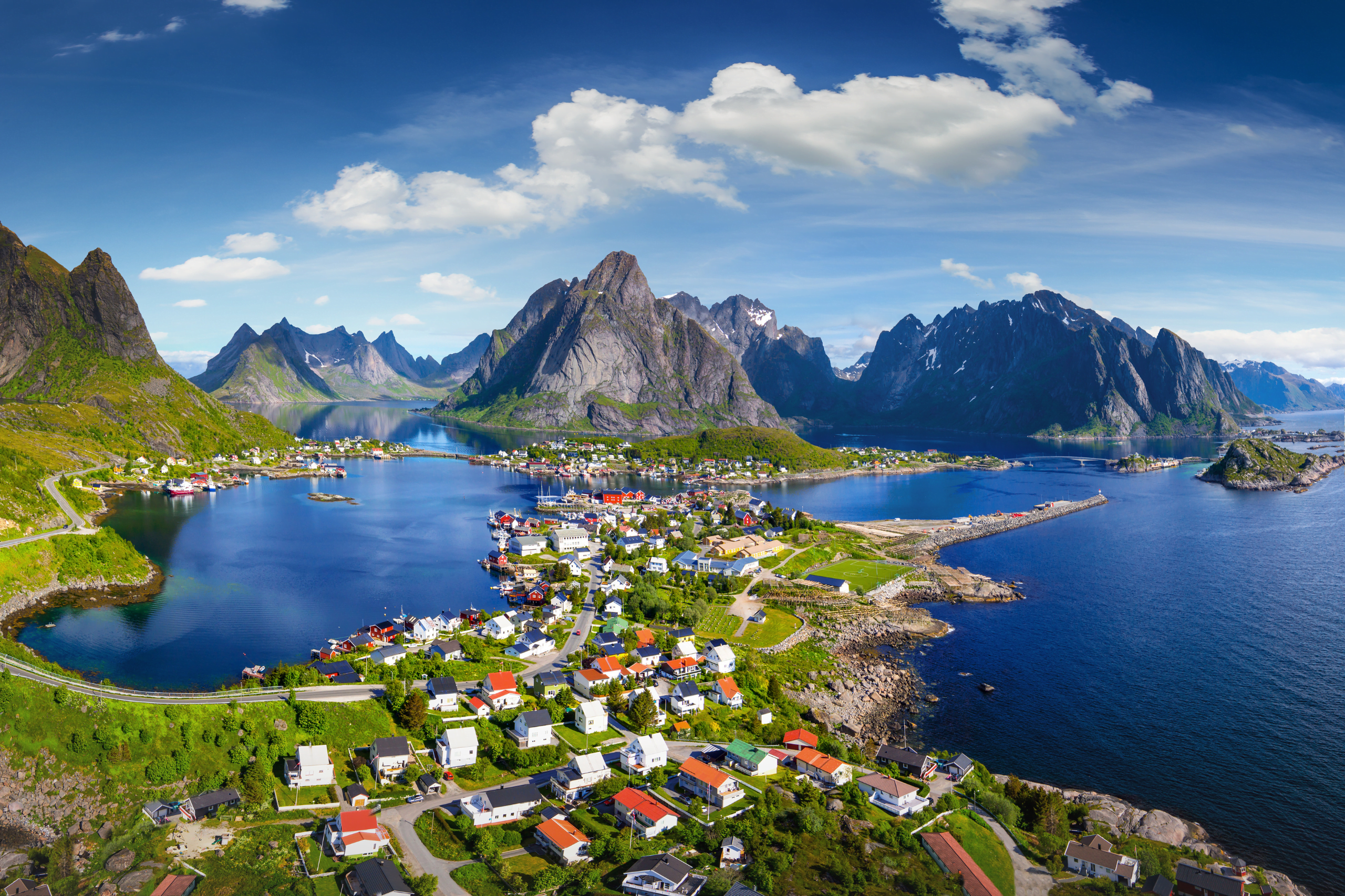 Die Lofoten in Norwegen sind ein beliebtes Ziel in Norwegen und bequem mit der Fähre zu erreichen. Auf dem Bild sieht man die Stadt Reine.