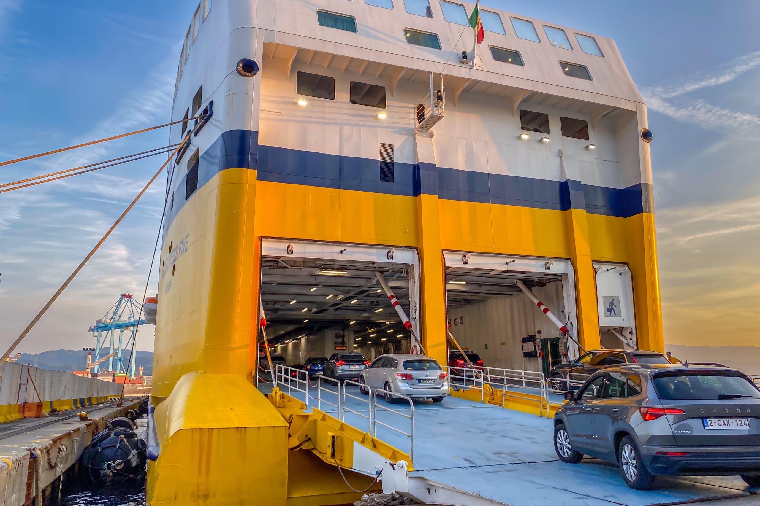 Sardinien Fähre im Hafen