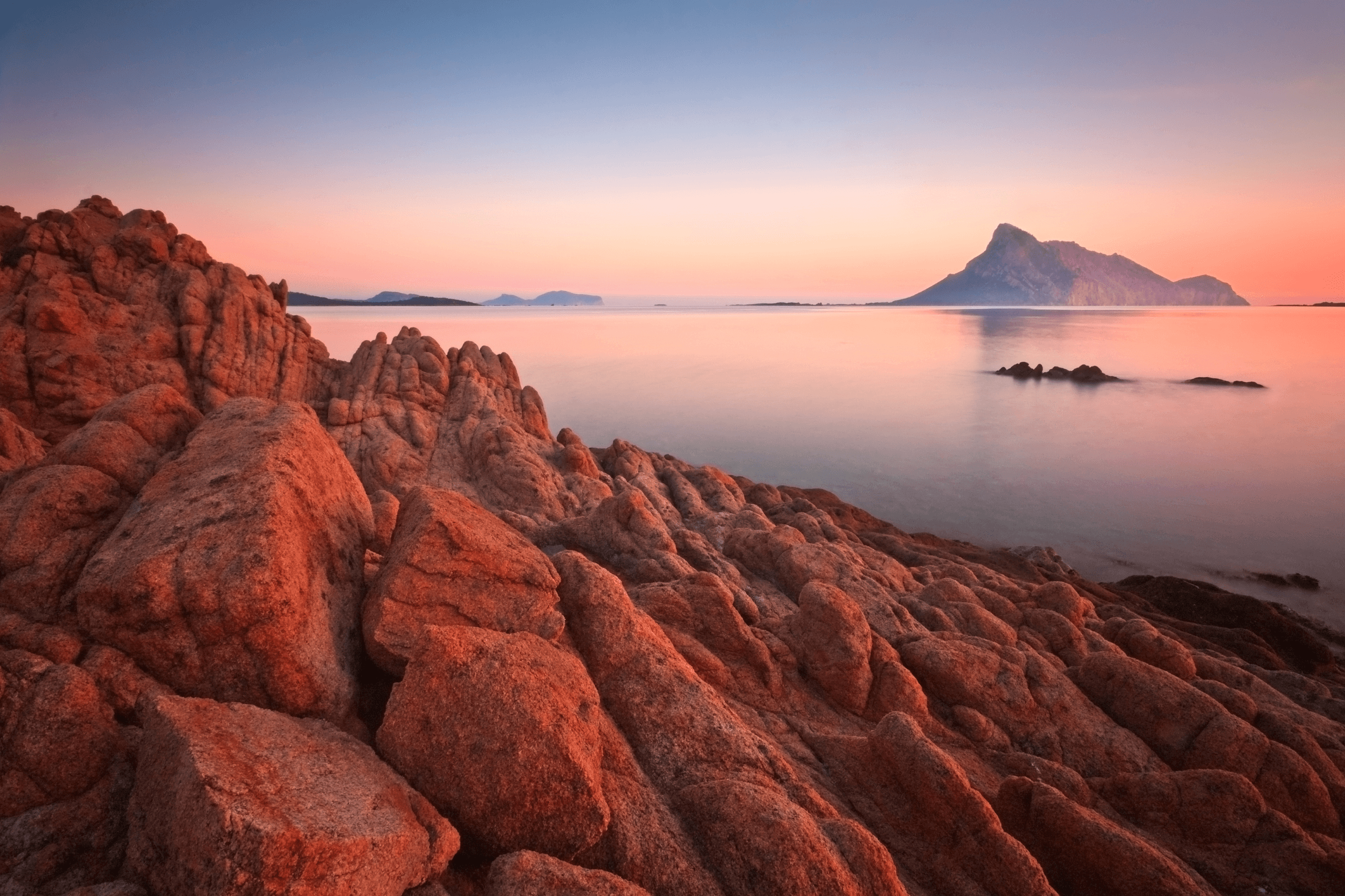 Fähre Sardinien - Bild mit Sicht auf das wunderschöne Mittelmeer bei Sonnenuntergang.