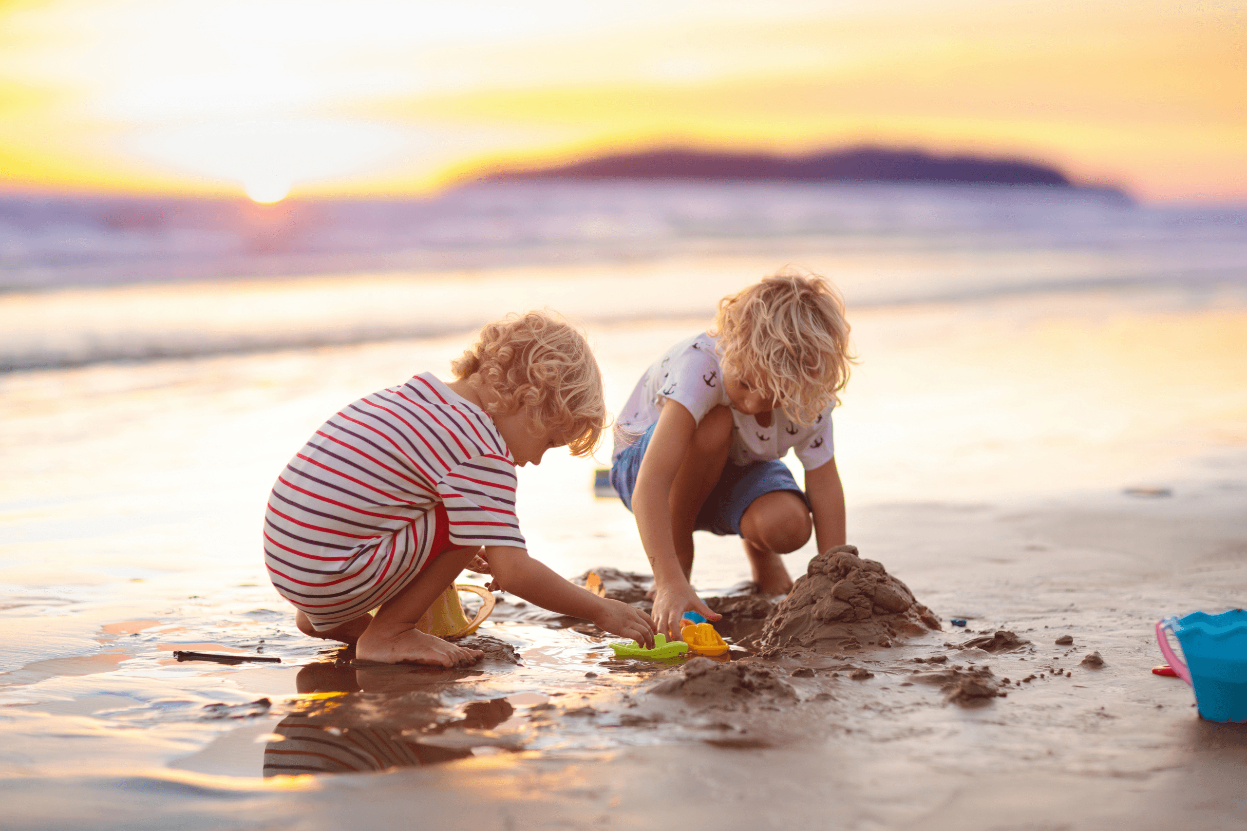 Fähre nach Sardinien mit Kindern (3) Kinder spielen am Strand als Symbolbild für den Artikel Fähre nach Sardinien mit Kindenr