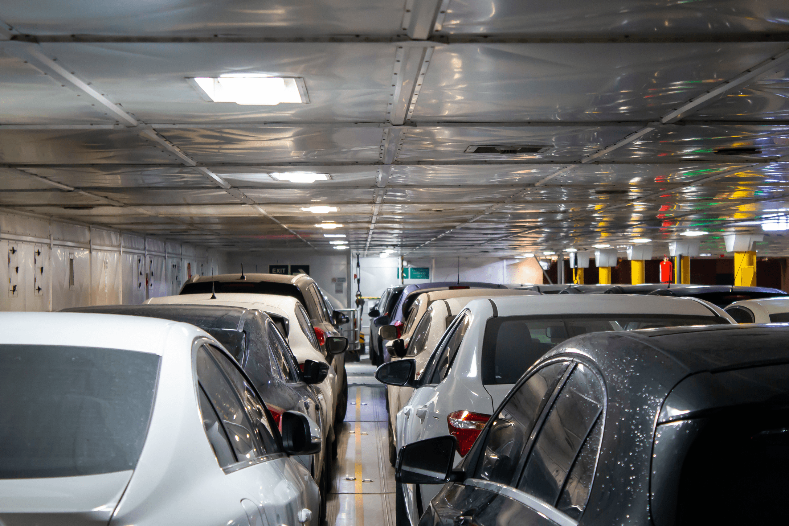 Autos auf einer Fähre
