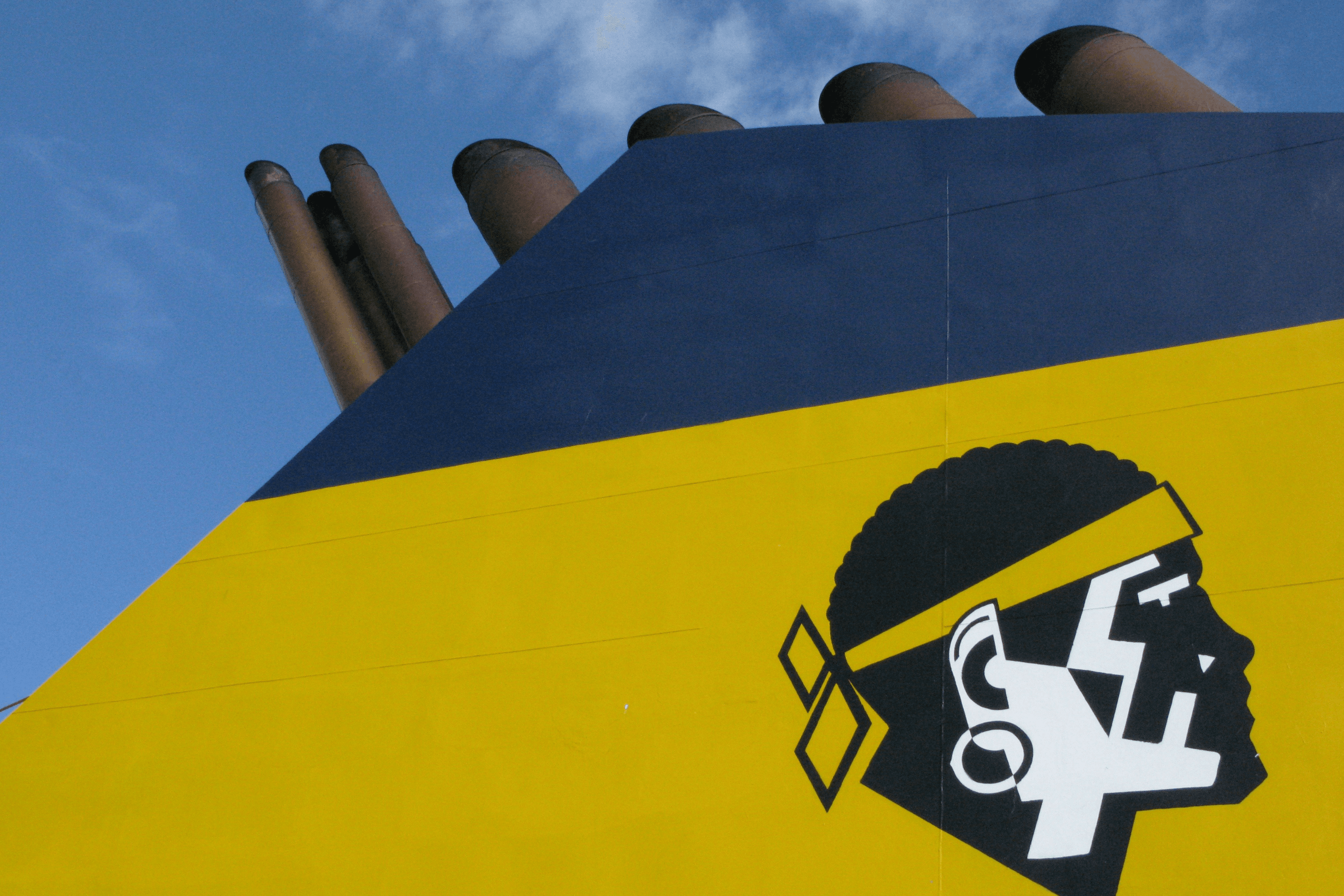 Das Logo der Corsica Sardinia Ferry auf dem Kamin der Fähre