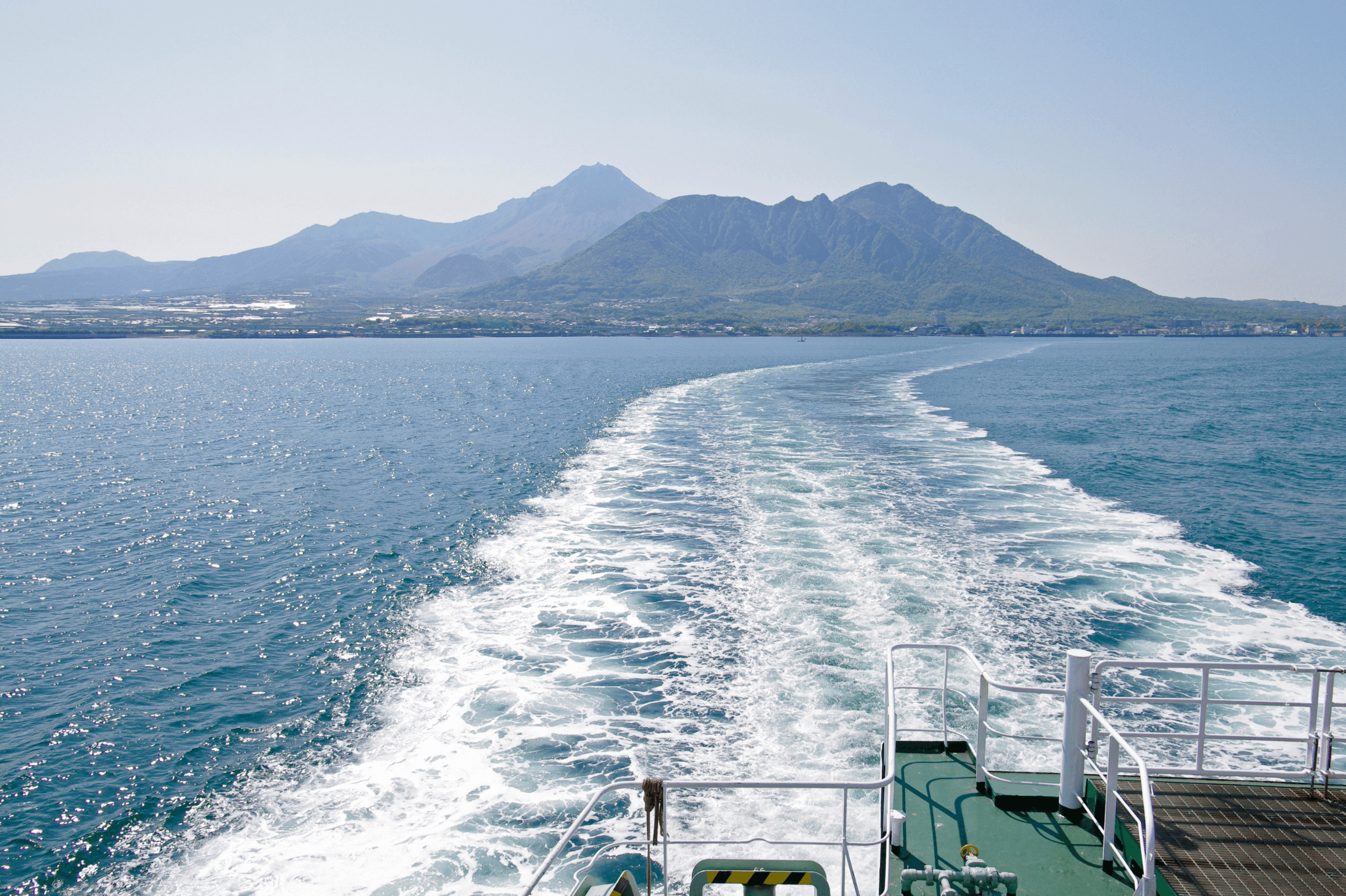 Überfahrt mit einer Fähre über das Meer