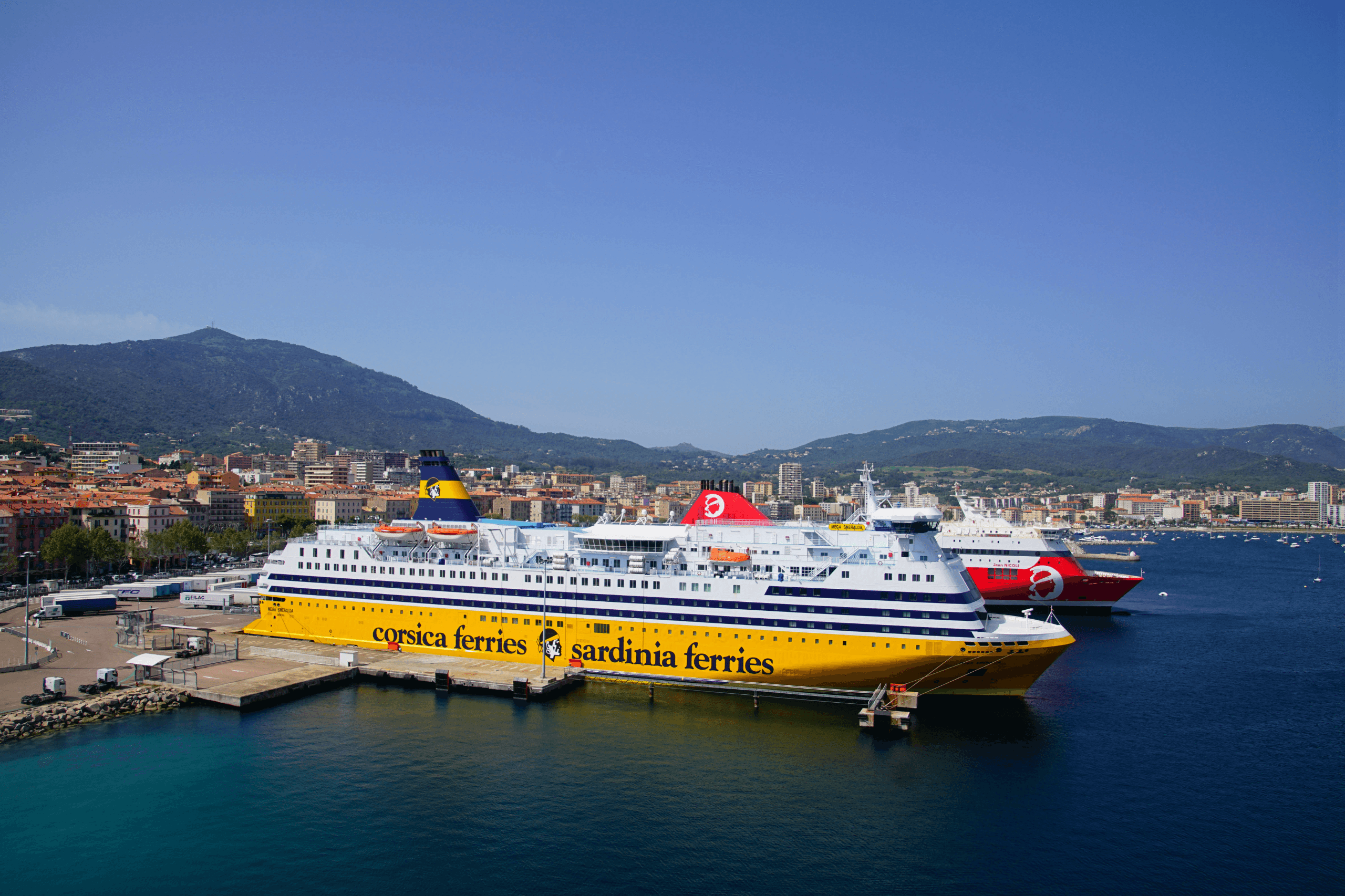 Die Corsica Sardinien Fähre steht im Hafen