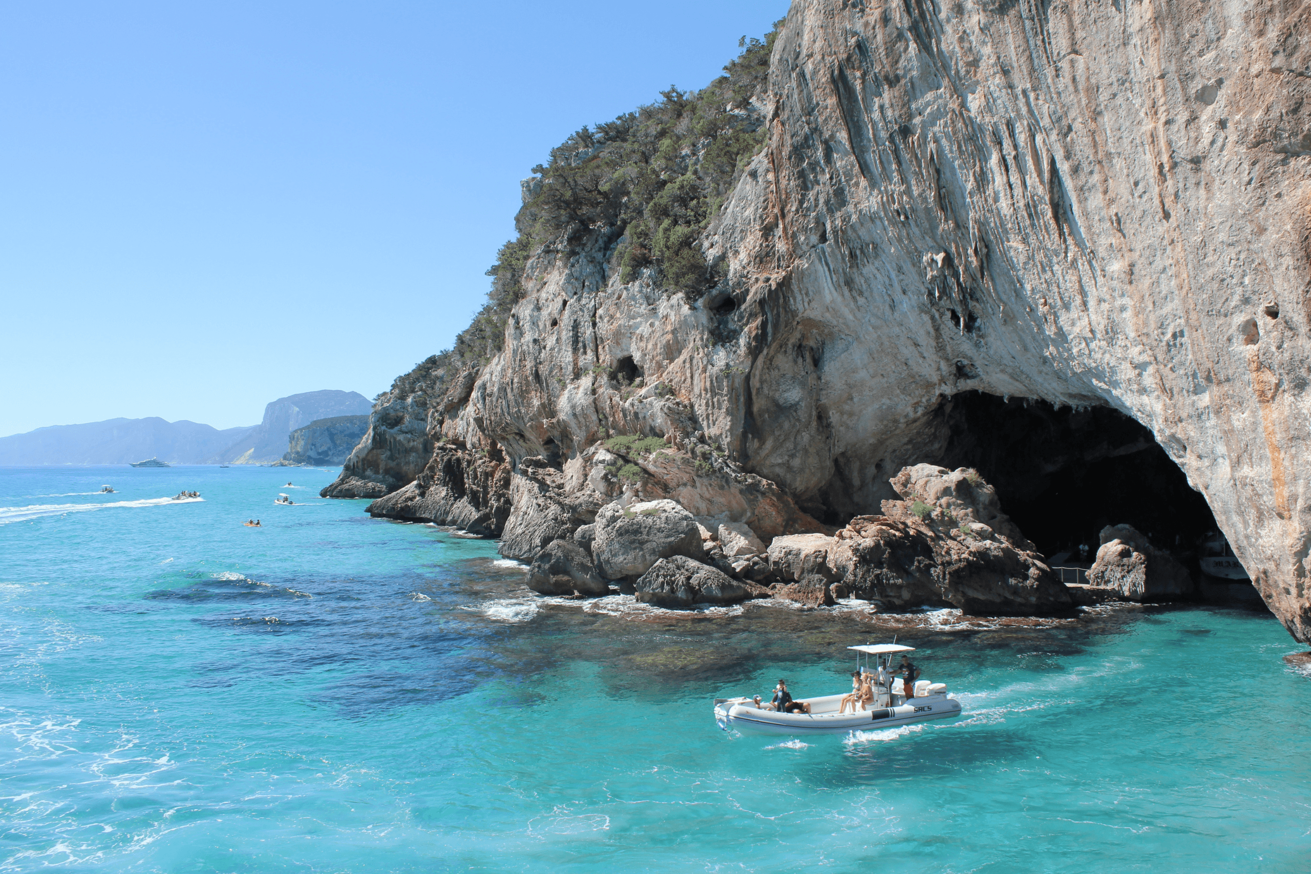 Eine Bucht in Sardinien mit einem Boot.