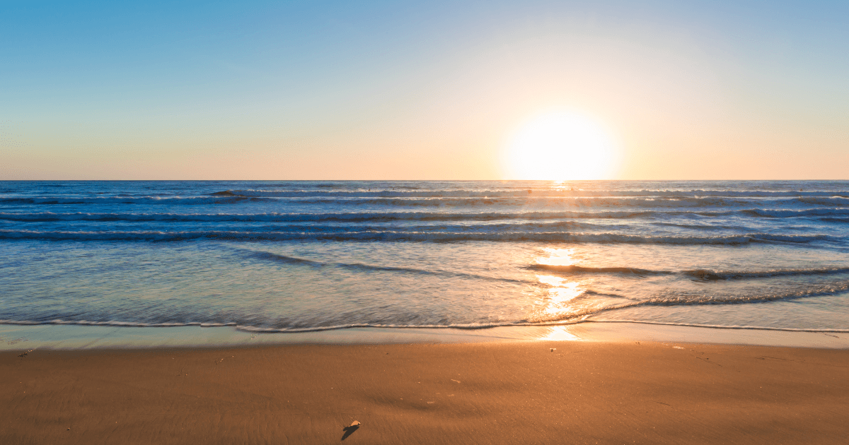 Ein Bild von einem Strand mit Sonnenuntergang als Symbolbild für den Artikel Sardinien im Herbst